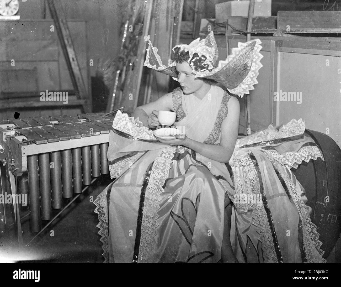 Dietro le quinte al Teatro Radiolympia . - spettacoli fotografici : M Stewart - Dutch Girl - una ballerina che beve una tazza di tè dietro il palco al Teatro Radiolympia prima di andare avanti nella mostra di varietà della radio Exhibition. . - 26 agosto 1936 didascalia originale da negativo Foto Stock