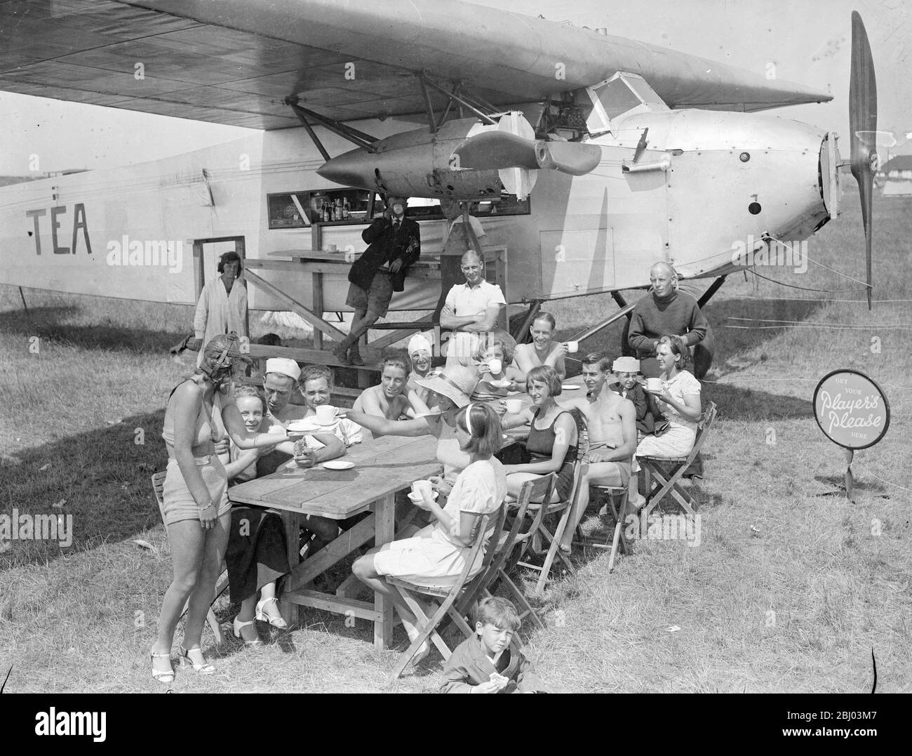 Air Liner come caffè sul mare. - UN aereo di linea a sei posti ha trovato una fine romanzo a Canvey Island , Essex , dove è usato come caffè sul mare campo da campeggio . - l'interno della macchina è utilizzato come il cucinino e servery e i vacanzieri hanno i loro pranzi o squadre all'ombra delle ali . - 28 luglio 1935 Foto Stock