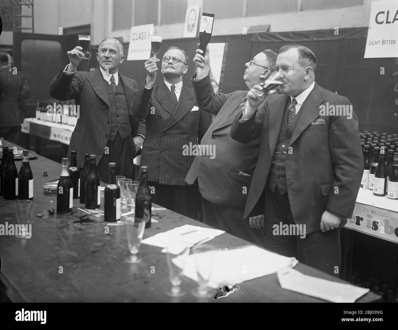 Dieci tonnellate di birra, contenute in sette mila bottiglie di pinta in tutto il mondo, sono state giudicate nella competizione di birra imbottigliata presso l'associazione di commercio di birrifici alleata, Southwark Street, S.E. - 8 ottobre 1937. Foto Stock