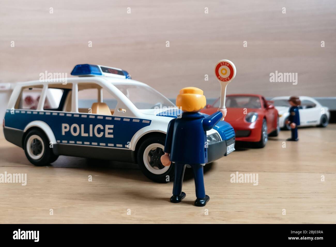 Madrid, Spagna - 13 luglio 2019: Playmobil figurine in scena rappresentanti  poliziotti che fermeranno l'auto nel controllo del traffico. Concetto di  sicurezza di guida e dr Foto stock - Alamy