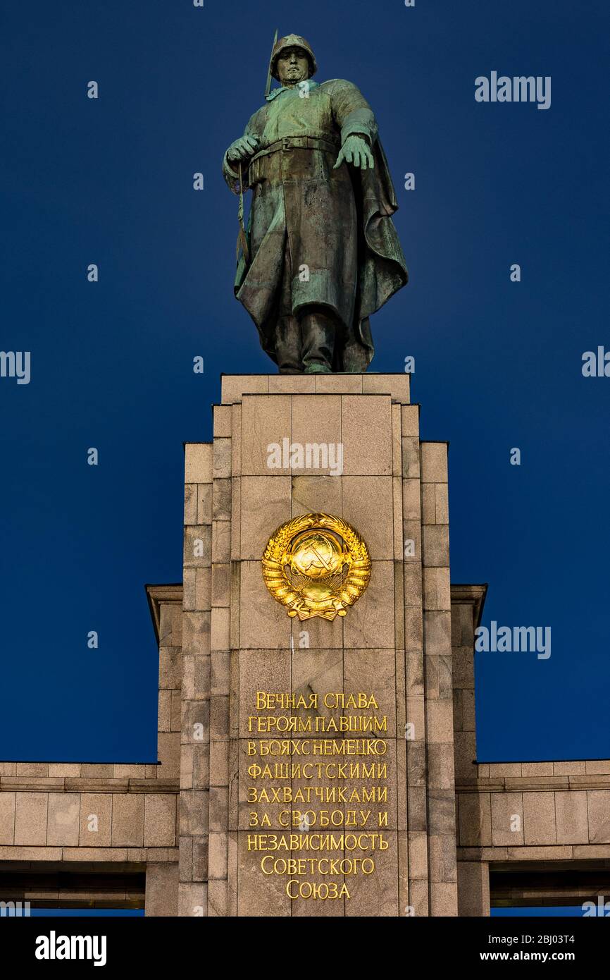Berlino / Germania - 4 marzo 2017: Il memoriale della guerra sovietica a Tiergarten, eretto per commemorare 80,000 soldati delle forze armate sovietiche che sono morte du Foto Stock