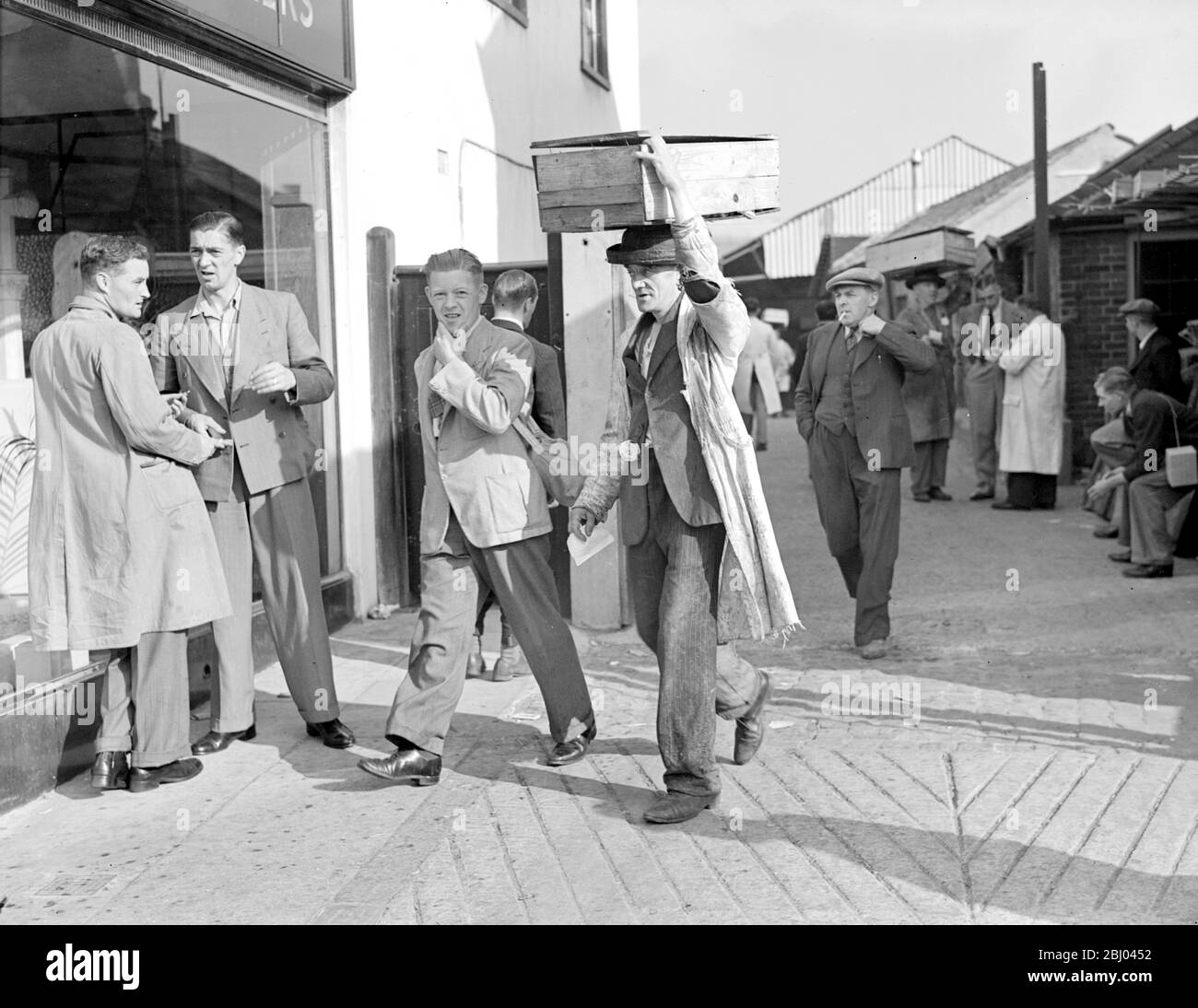 Crisi di guerra, 1939. Precauzioni per il RAID aereo - la scena di Epsom, dove è stata portata avanti parte del mercato del pesce di Billingsgate, nel quadro del programma di salvaguardia delle forniture alimentari di Londra. - 8 settembre 1939 Foto Stock