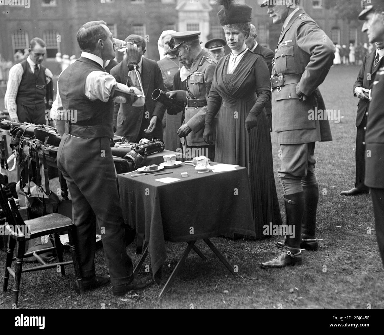 Visita reale al Roehampton Hospital dove i soldati hanno perso gli arti sono sostituiti da sostituti meccanici. - bere la salute dei re. - 30 luglio 1918 Foto Stock