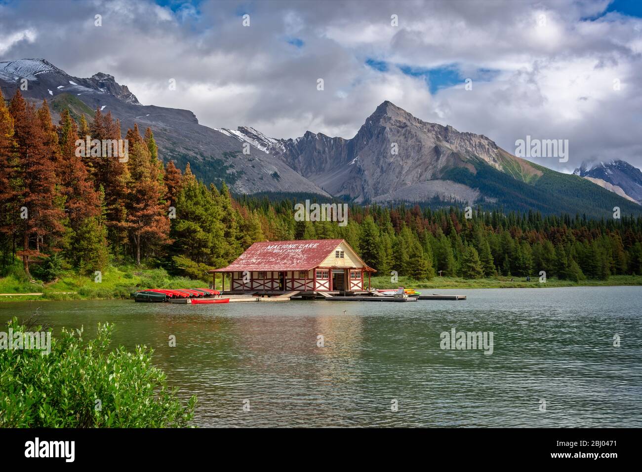 Canoe del lago Maligne nel Jasper National Park, Alberta, Rocky Mountains, Canada Foto Stock