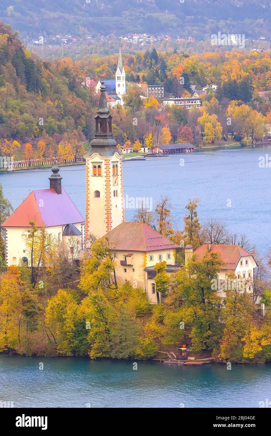 Vista aerea del Lago di Bled con chiesa dell Assunzione di Maria, in Slovenia e in autunno colorato sfondo alberi Foto Stock