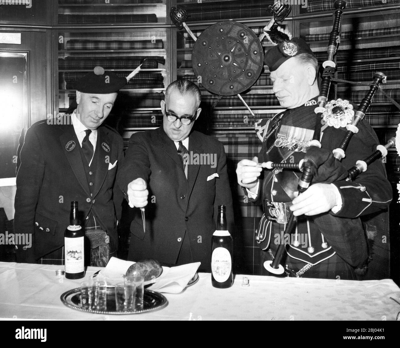 Per celebrare il nuovo anno, si è tenuta una festa di riscaldamento a Hogmany presso la Scotch House di Knightbridge, Londra. Le feste includevano, piping-in gli haggis e il consumo di quanties di whisky single malt. 31 dicembre 1959 Foto Stock