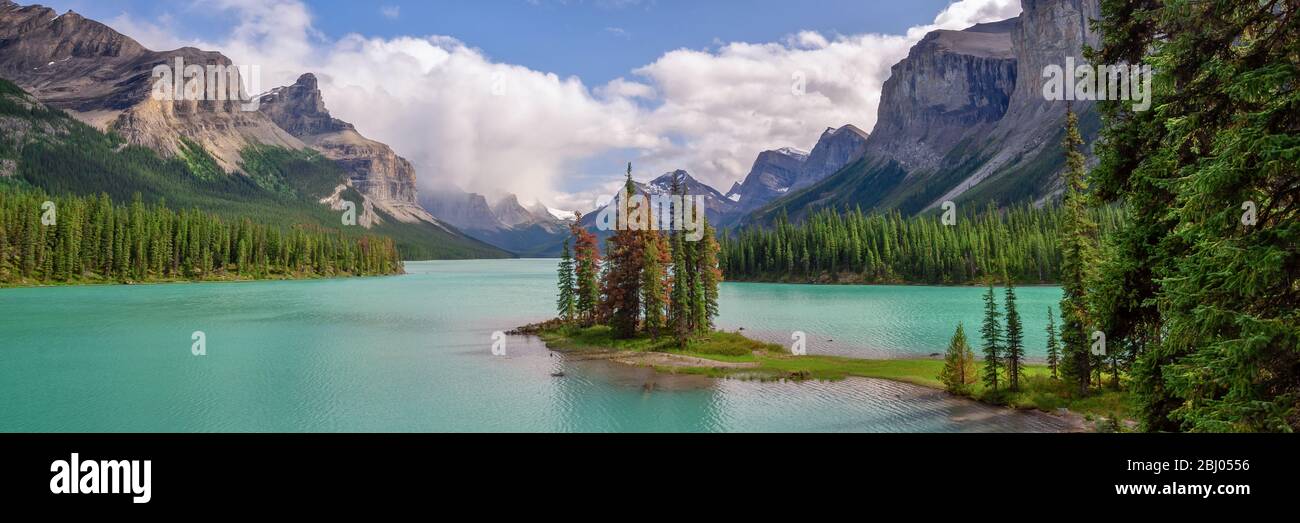Panorama dell'isola Spirit nel lago Maligne, Parco Nazionale Jasper, Alberta, Montagne Rocciose, Canada Foto Stock