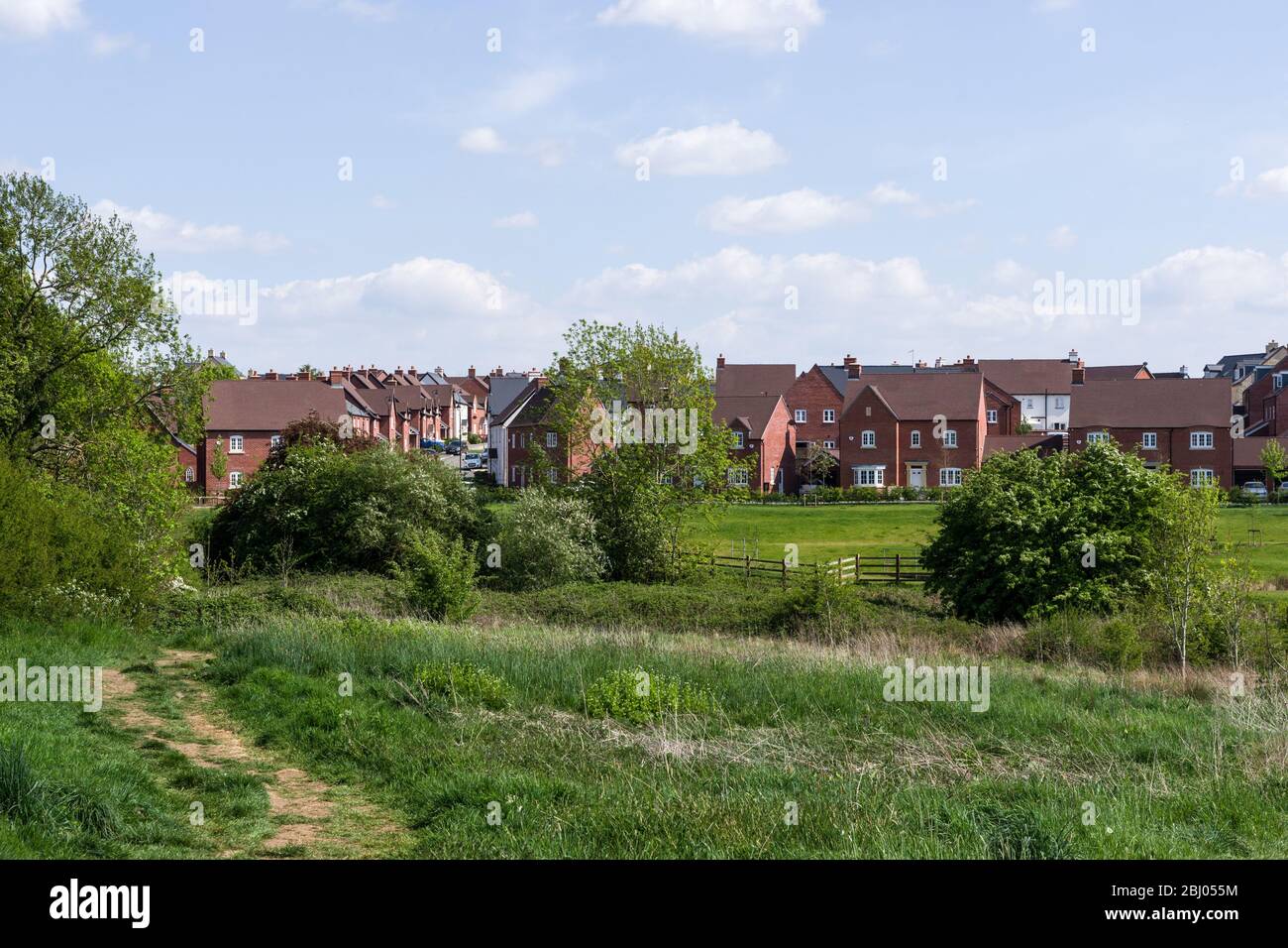 St George's Fields, una nuova tenuta residenziale, vista dal locale Pocket Park, Wootton, Northampton, UK Foto Stock