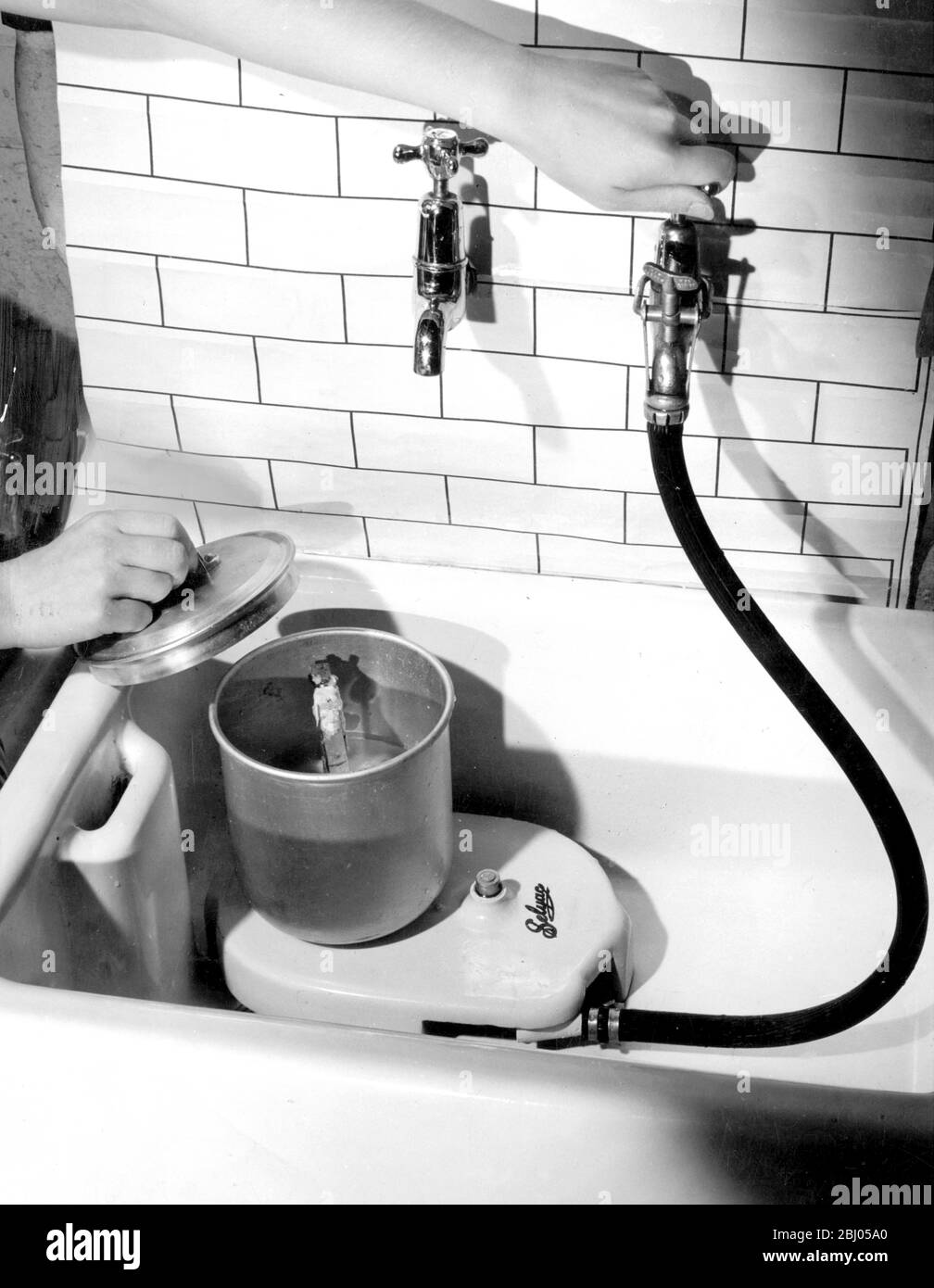 Mixer alimentare azionato da una calda velocità dell'acqua del rubinetto controllata dal flusso. - Novembre 1950 - Foto Stock