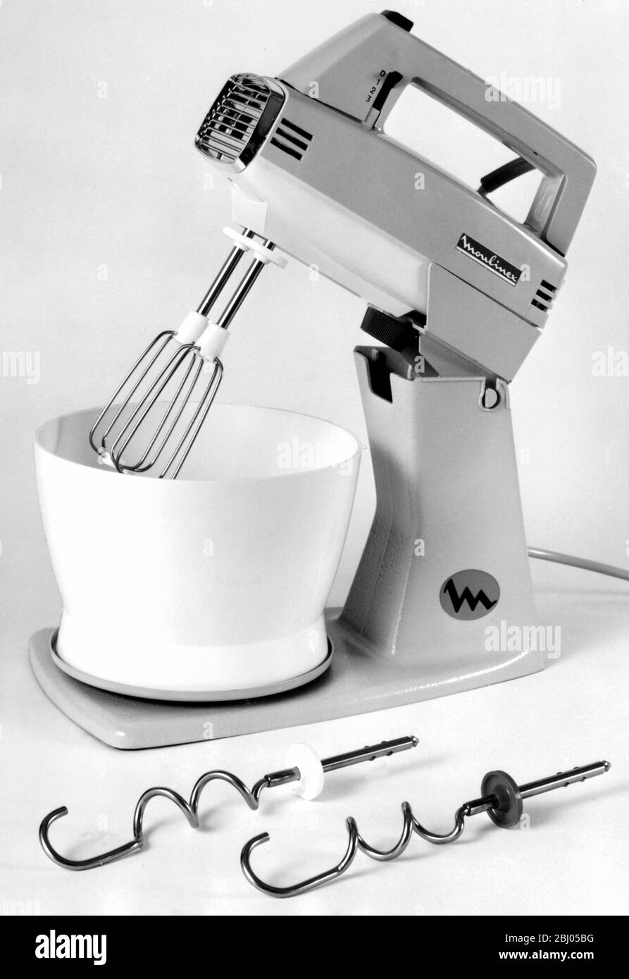 Il mixer per alimenti Molinex Major S è dotato di supporto incernierato, piattaforma girevole e recipiente di miscelazione, che può essere anche un mixer manuale. Tre velocità, due set di lame. - 22 febbraio 1969 Foto Stock