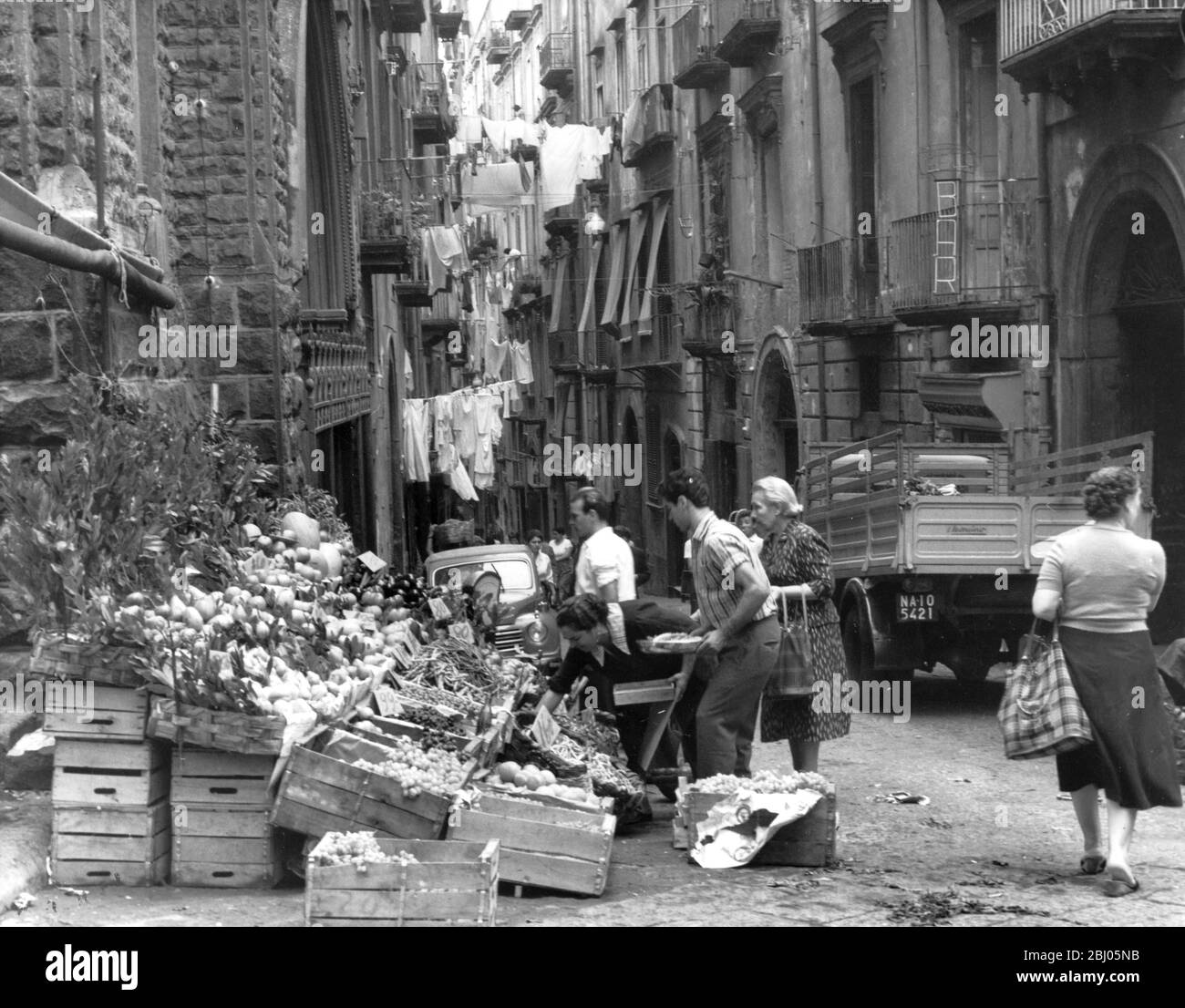 Italia Napoli strade secondarie - fine anni '50/inizio anni '60 Foto Stock