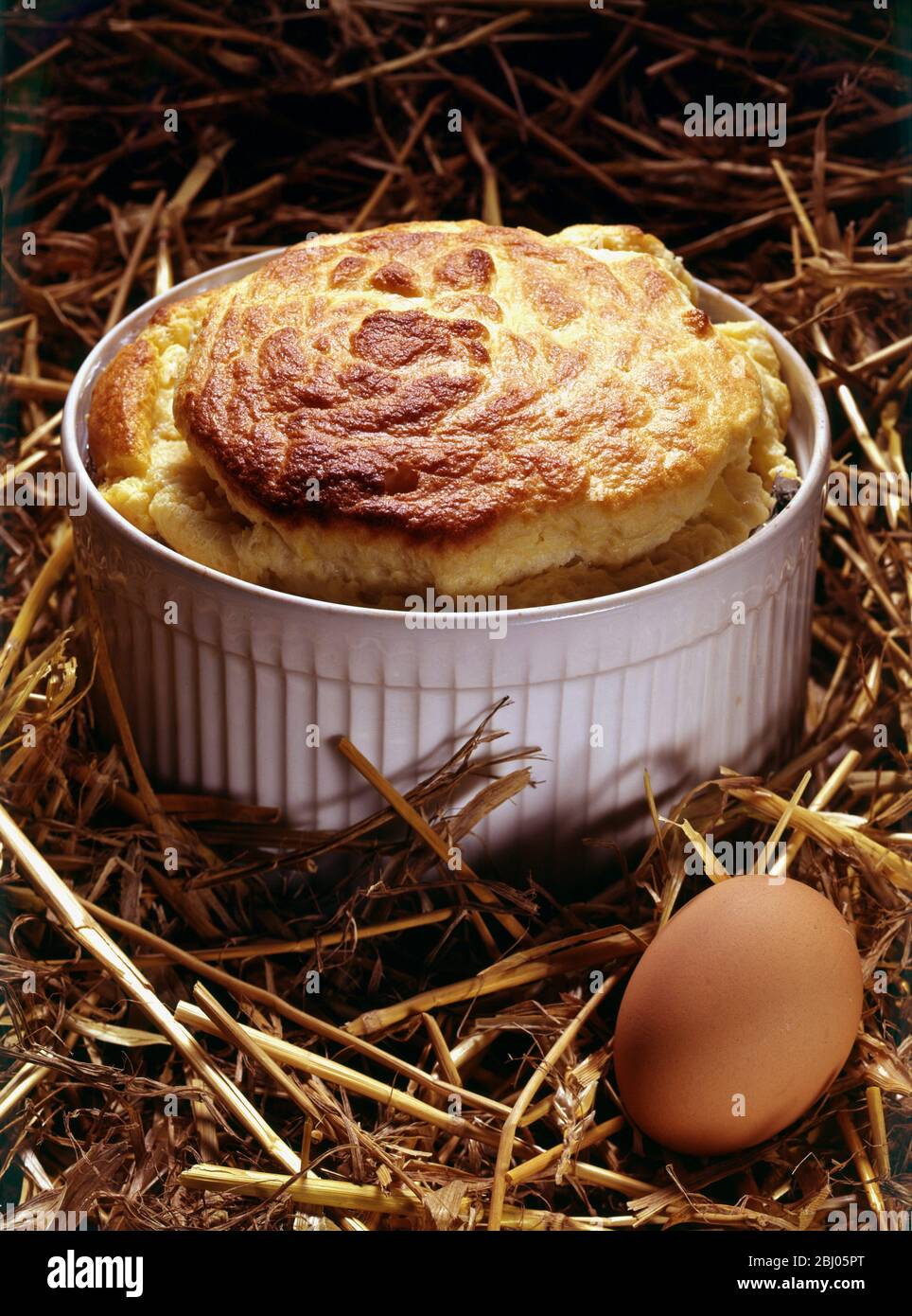 Souffle netty sollevato in tipo di fattoria - un esempio di fotografia alimentare in stile anni '80 Foto Stock