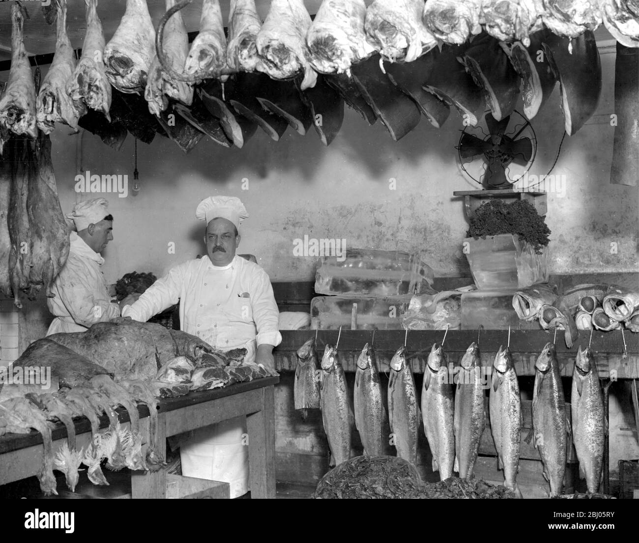Negozi di Londra e North Eastern Railway Provision, ecc., a King's Cross. The Butchers Shop - 9 novembre 1924 - Foto Stock