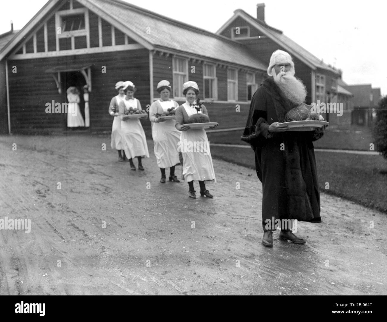 Natale al Treloar Criples Homes a Alton. - portare in cena di Natale. - 1919 Foto Stock