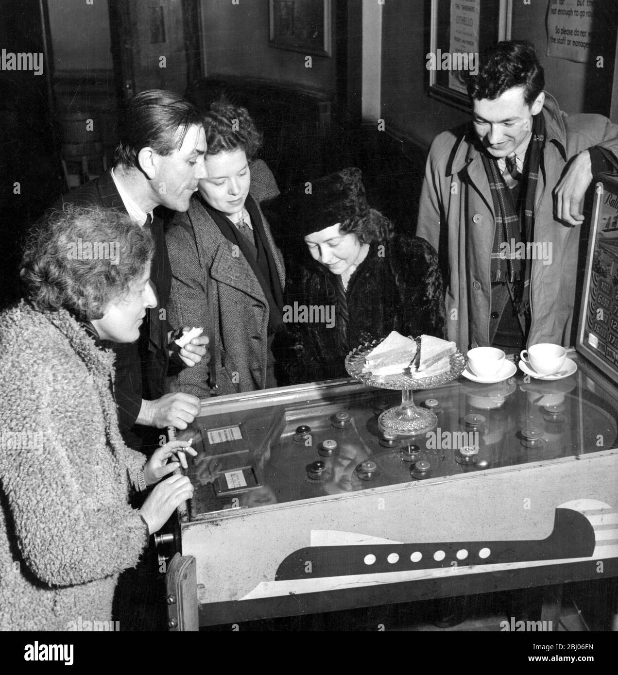 Shakespere avrebbe approvato questo gioco veloce di pin-table prima dello spettacolo di Taverner Joan Myer, Henry McCarthy, Freda West, Helena McCarthy ed Ernest Andrews. - 18 marzo 1947 Foto Stock