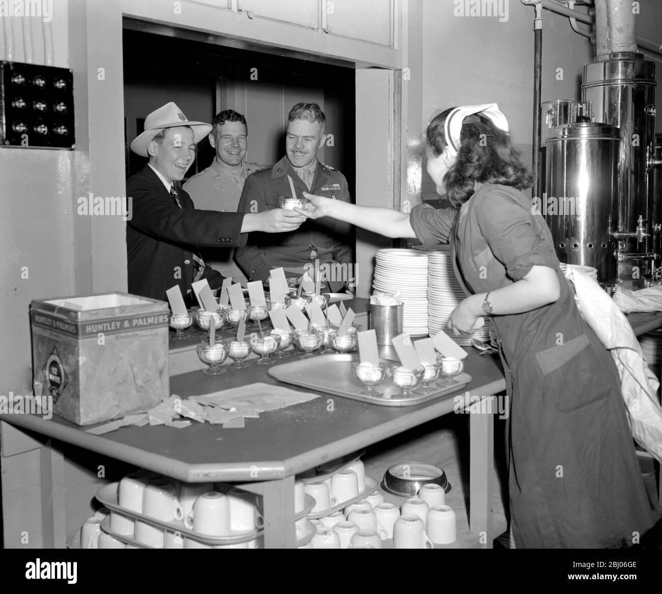 La squadra olimpica degli Stati Uniti si stabilì nel campo di Uxbridge, Middlesex. Il membro del team ha servito il gelato. - 21 luglio 1948 Foto Stock