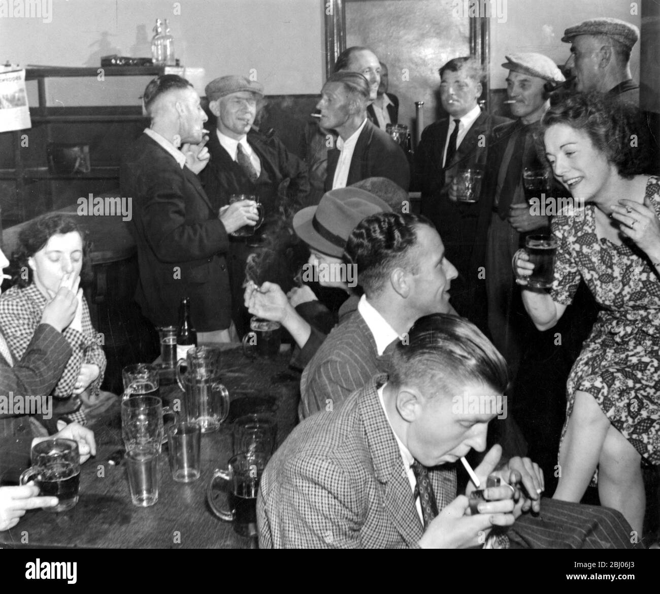 In un pub vicino al porto di Avonmouth. Le sigarette sono fumate liberamente nonostante l'aumento delle tasse. 22 luglio 1947 - Foto Stock
