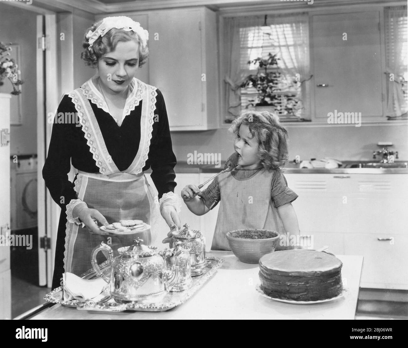 Shirley Jane Temple (23 aprile 1928) è un'attrice vincitrice dell'Academy Award, famosa per essere un'iconica attore statunitense degli anni trenta, anche se è anche notevole per la sua carriera diplomatica come adulto. Dopo essere salita alla fama all'età di sei anni con la sua performance rivoluzionaria in occhi luminosi nel 1934, Ha recitato in una serie di film di grande successo che ha vinto la sua diffusa adulazione pubblica e la ha vista diventare la stella top grossing presso il box-Office americano durante l'altezza della depressione. Negli anni '40 andò a star nei film come giovane adulto. In vita successiva, divenne un'unità Foto Stock