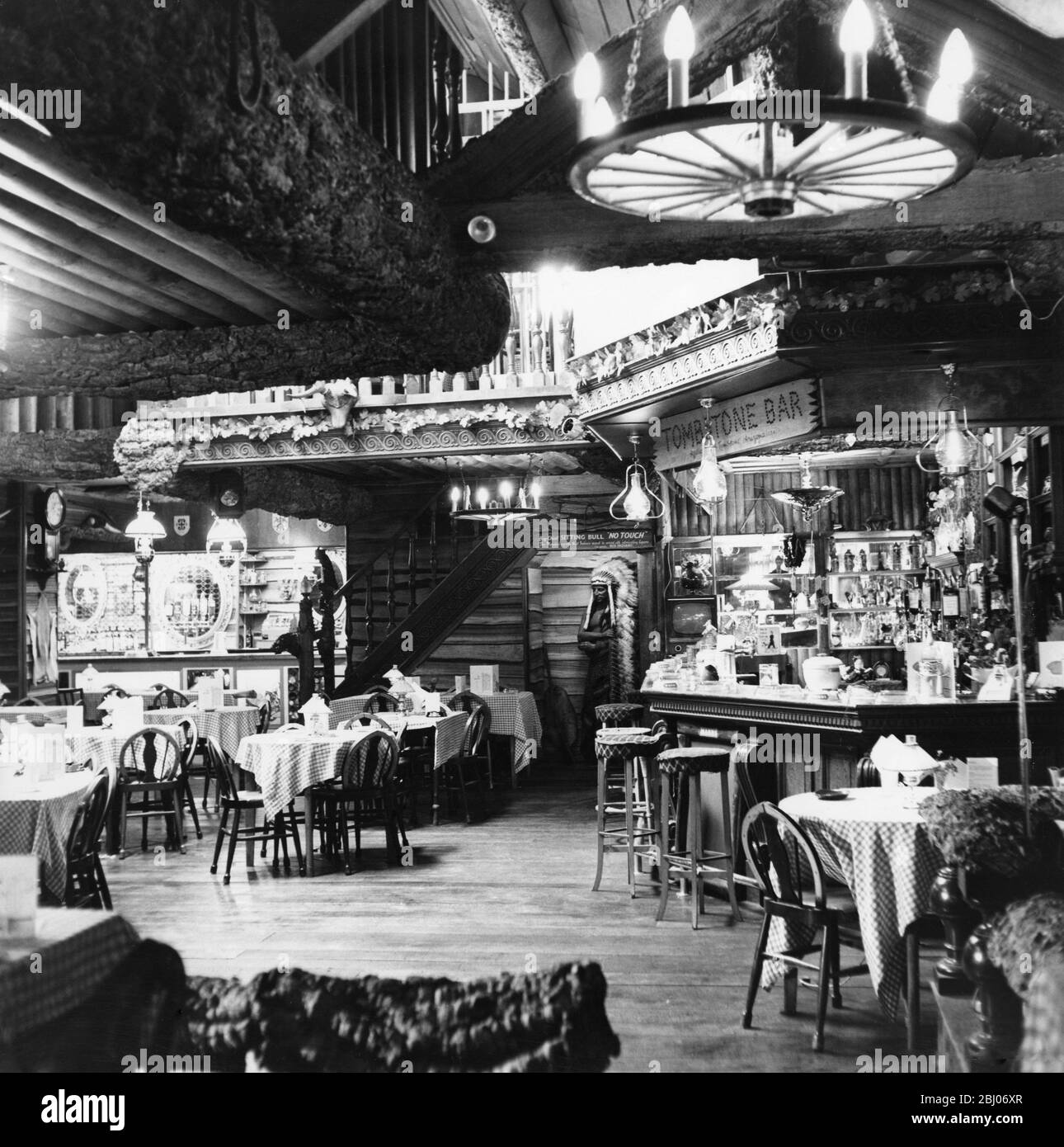 Essex. Ilford. All'interno del ranch House club.The Tombstone Bar è sulla destra e una replica di seduta Bull in angolo. 1961 Foto Stock