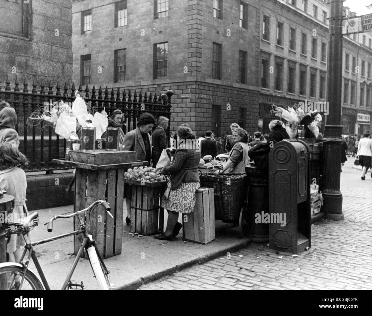 Westwood , Irlanda - non è possibile fare razionamento qui. Arance, banane e pomodori in vendita a tutti, non fare la coda e i prezzi sono a buon mercato. - 8 agosto 1946 Foto Stock