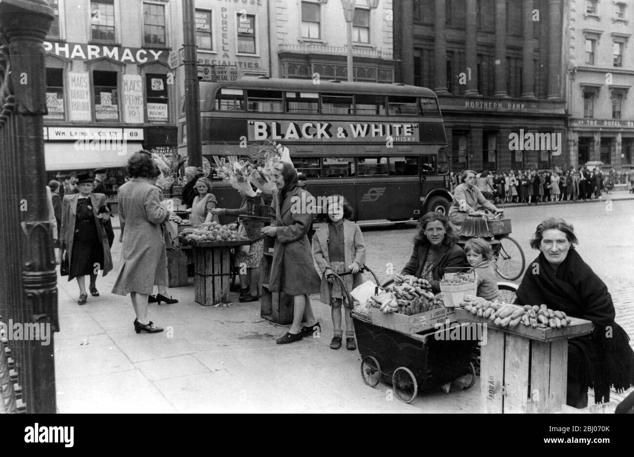Westwood , Irlanda - non è possibile fare razionamento qui. Arance, banane e pomodori in vendita a tutti, non fare la coda e i prezzi sono a buon mercato. - 8 agosto 1946 Foto Stock