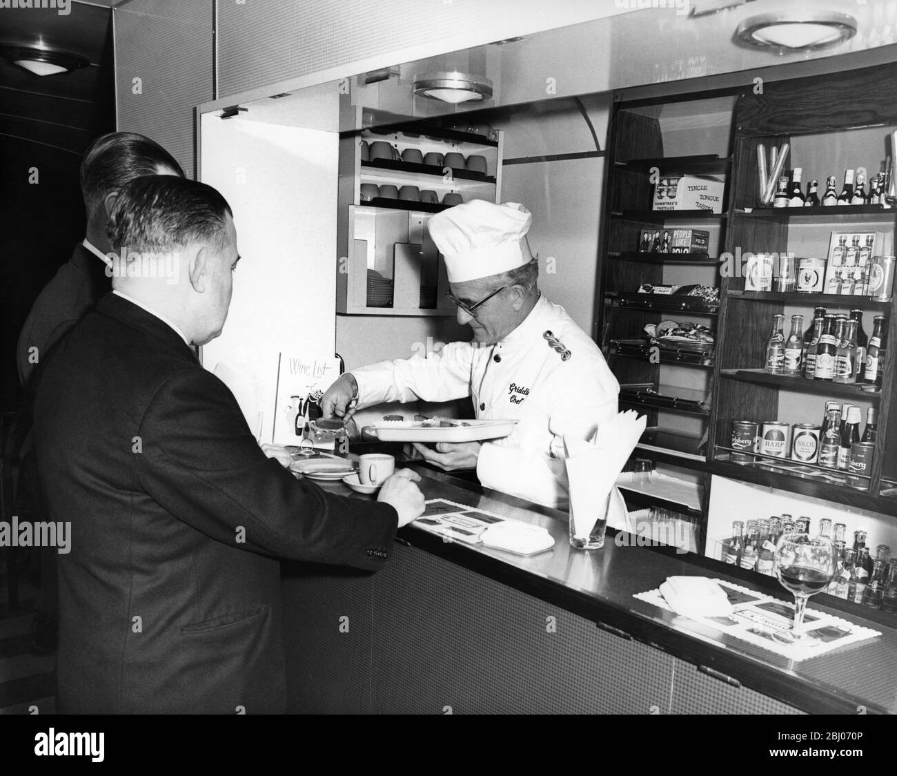 Il sig. T Westwood , il Griddle Chef , che serve i clienti nella macchina da griddle sul treno - 11 gennaio 1963 Foto Stock