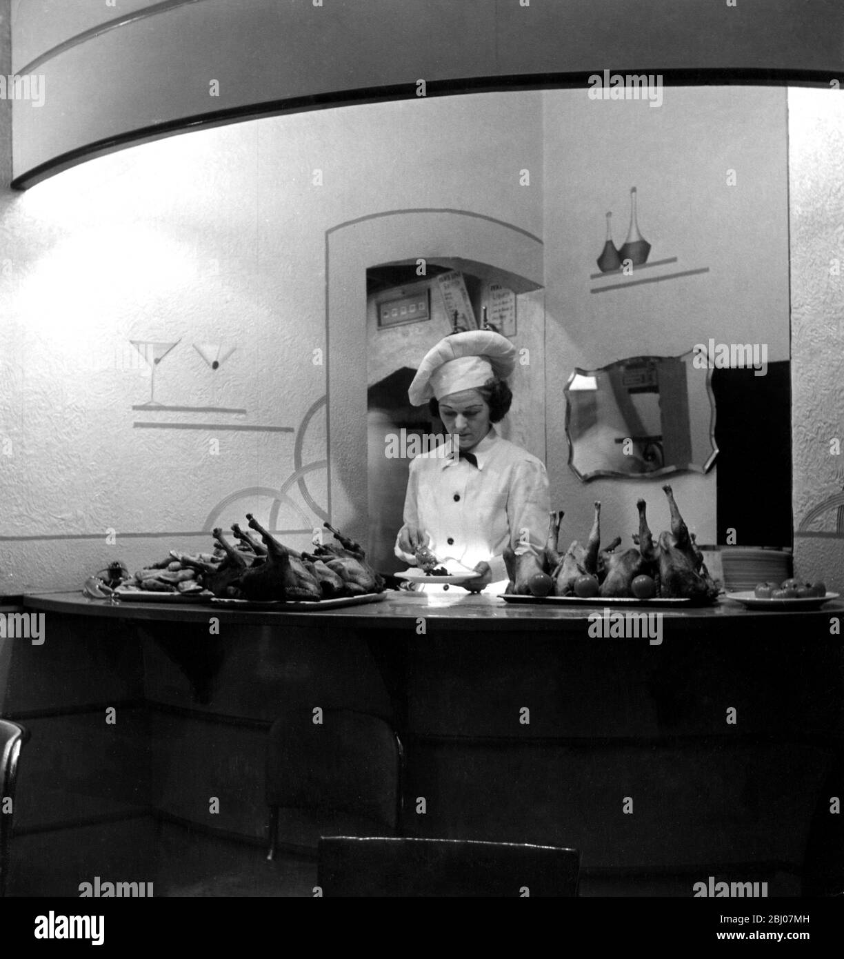 Il Manager Beryl White dello Stanhope Hotel , Rodley, Yorkshire, serve cene di pollo fredde . - 1949 Foto Stock Il Manager Beryl White dello Stanhope Hotel , Rodley, Yorkshire, serve cene di pollo fredde . - 1949 Foto Stock