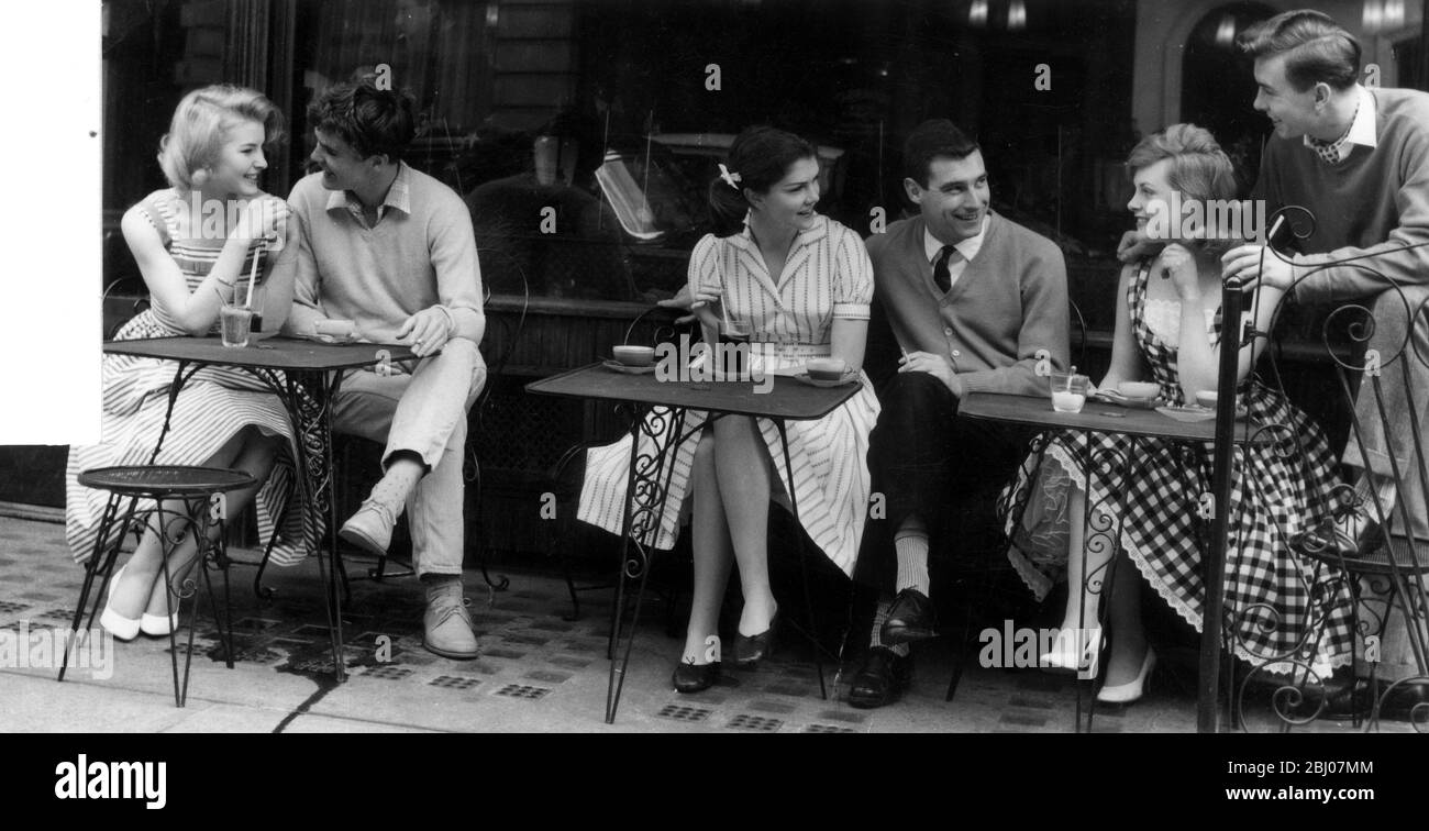 Le coppie giovani che si godono un drink al Fleet Coffee Bar , Londra , Inghilterra - anni '50 Foto Stock