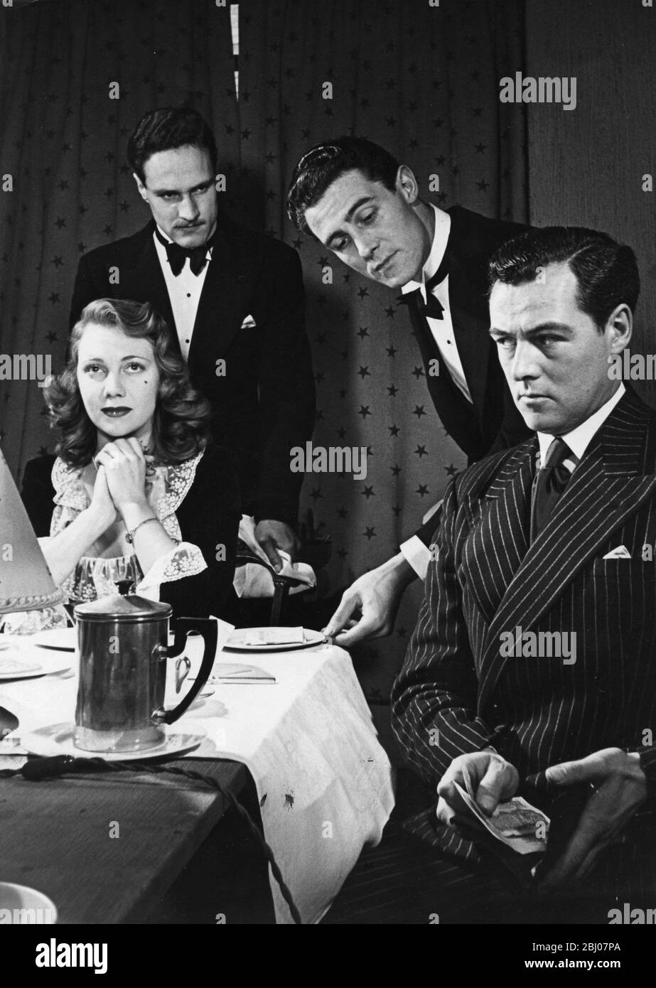 Aspettandosi una mancia in un ristorante - 1948 Foto Stock
