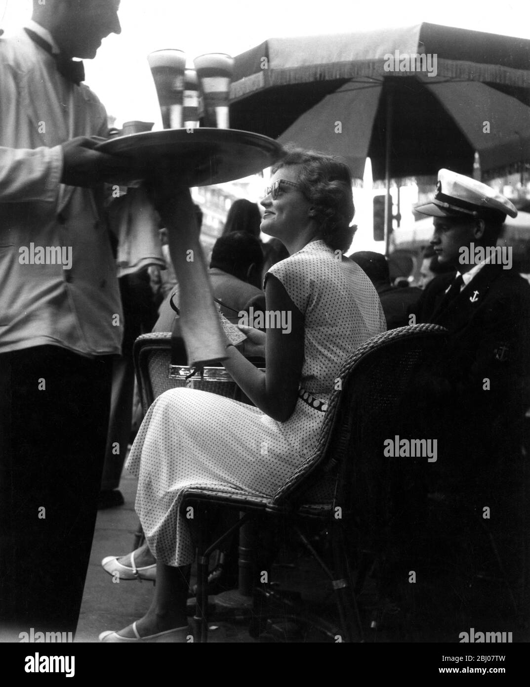 Donna sulla terrazza del caffè a Parigi - anni '50 - Foto Stock