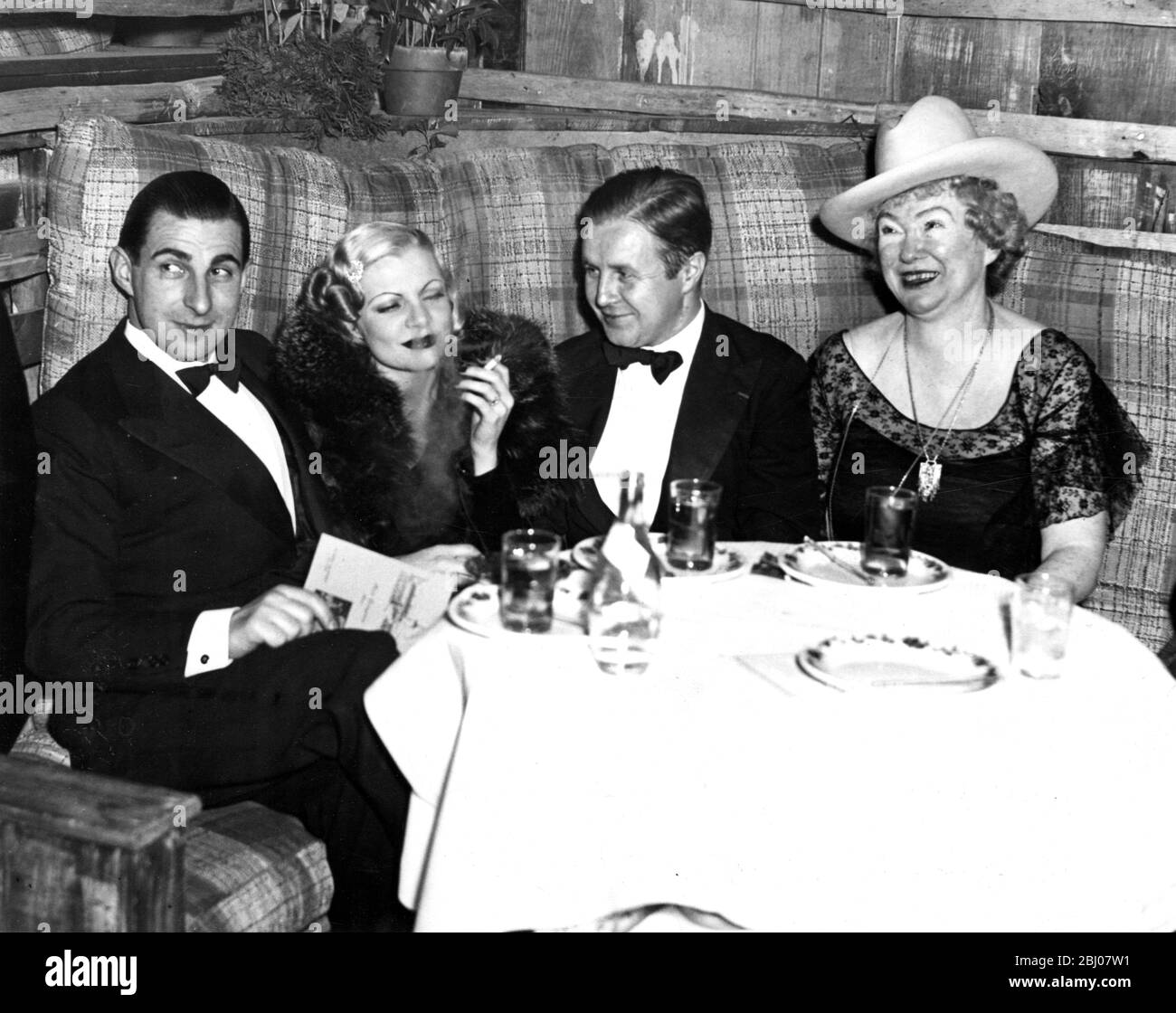 Da sinistra a destra: Maurice Salle, Claire luce, Erskine Gwynne e Belle Livingston assistono ad un'apertura di gala del nuovo nightclub di Belle Livingston. - - 22 dicembre 1934 Foto Stock