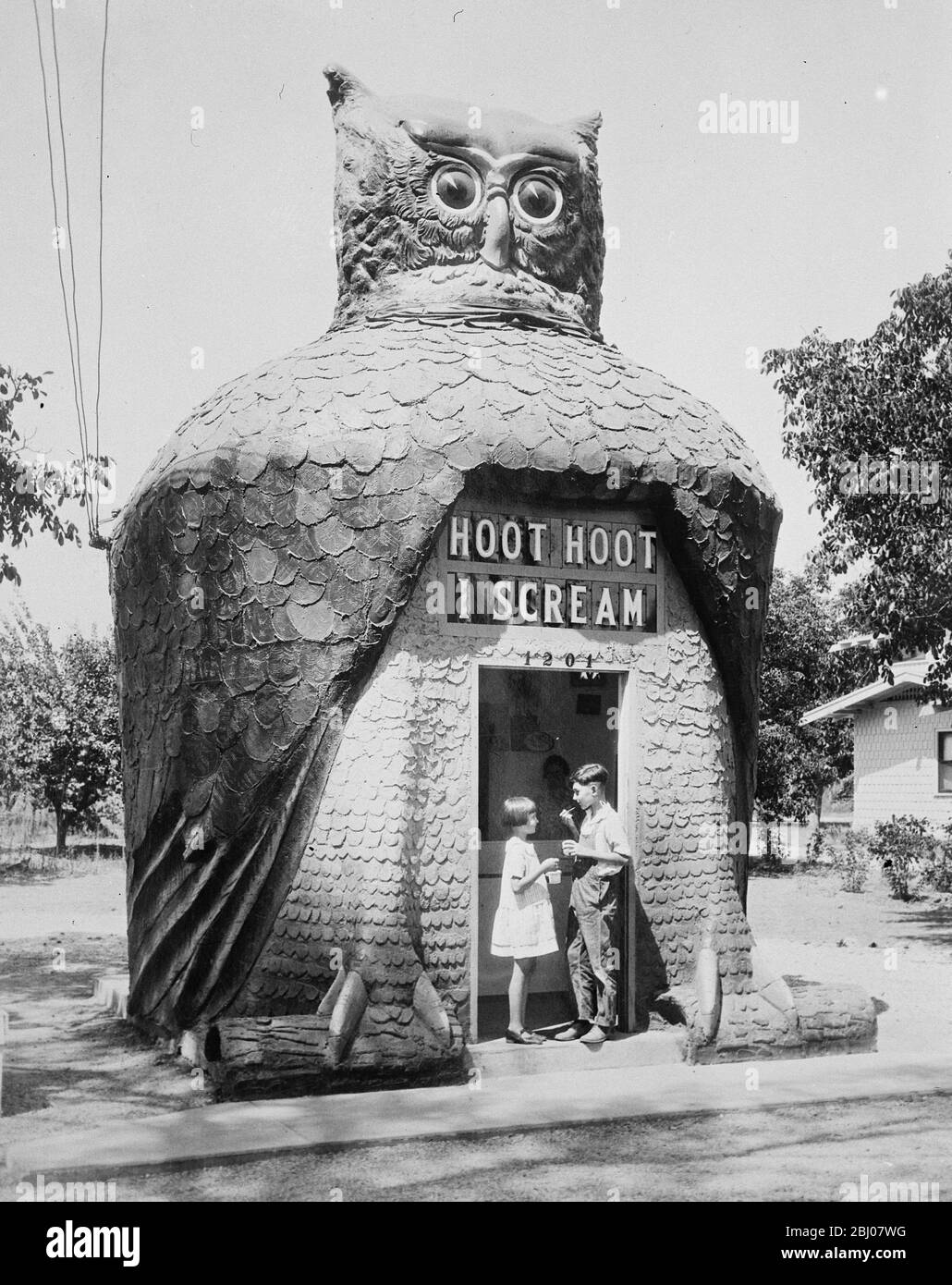 In una città di case da incubo . - immagine di Los Angeles che mostra un negozio di gelato modellato come un gufo e chiamato " Hoot Hoot Hoot i Scream " - 17 maggio 1928 Foto Stock
