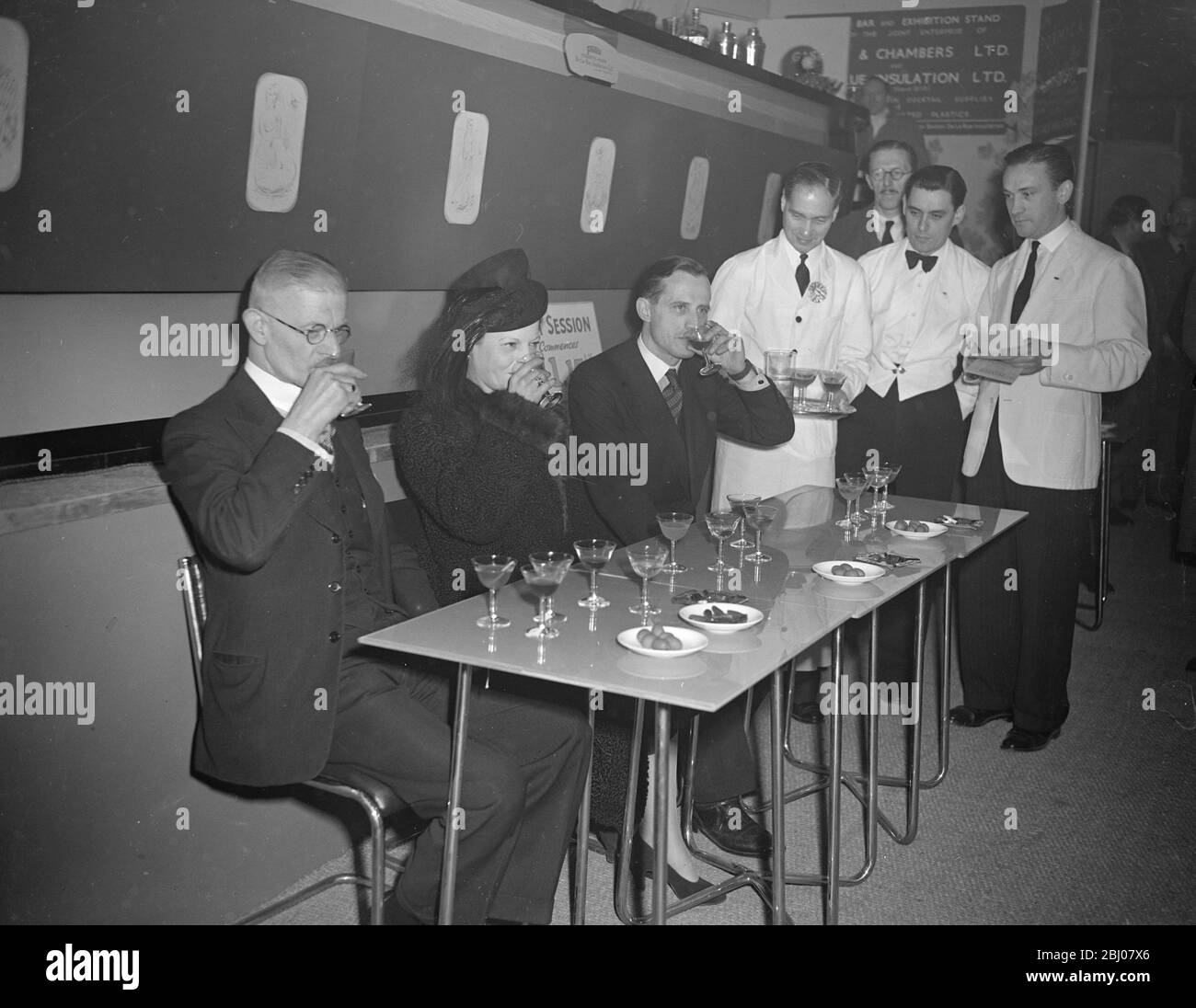 L'esposizione Hotel, Ristorante e Catering, aperta oggi ad Olympia dal sig. Harold Wilson, presidente del consiglio di amministrazione, mostra molti vantaggi nella preparazione del cibo, determinato dall'introduzione della scienza in cucina. Trecento partecipanti provenienti da paesi come USA, Francia, Sud America, Spagna, Hawaii, Cecoslovacchia e Australia, si sono riversati in un concorso internazionale per trovare il miglior scarafaggio del mondo. - spettacoli fotografici: Giudicare il succo - i giudici del cocktail assaggiano oggi le voci alla mostra. Da sinistra a destra - H. W. Fleming, Zara Bruce e Jo Foto Stock