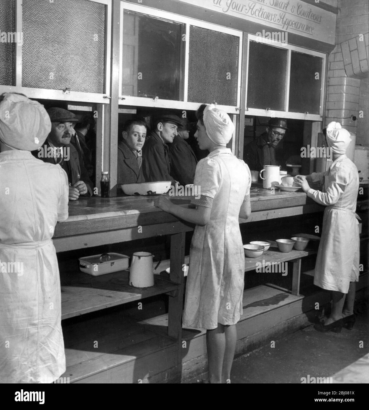 La mensa al Manvers Main Colliery dello Yorkshire, vicino a Dorchester, dove i minatori di carbone si accodano per essere serviti. - 16 dicembre 1946 - Foto Stock