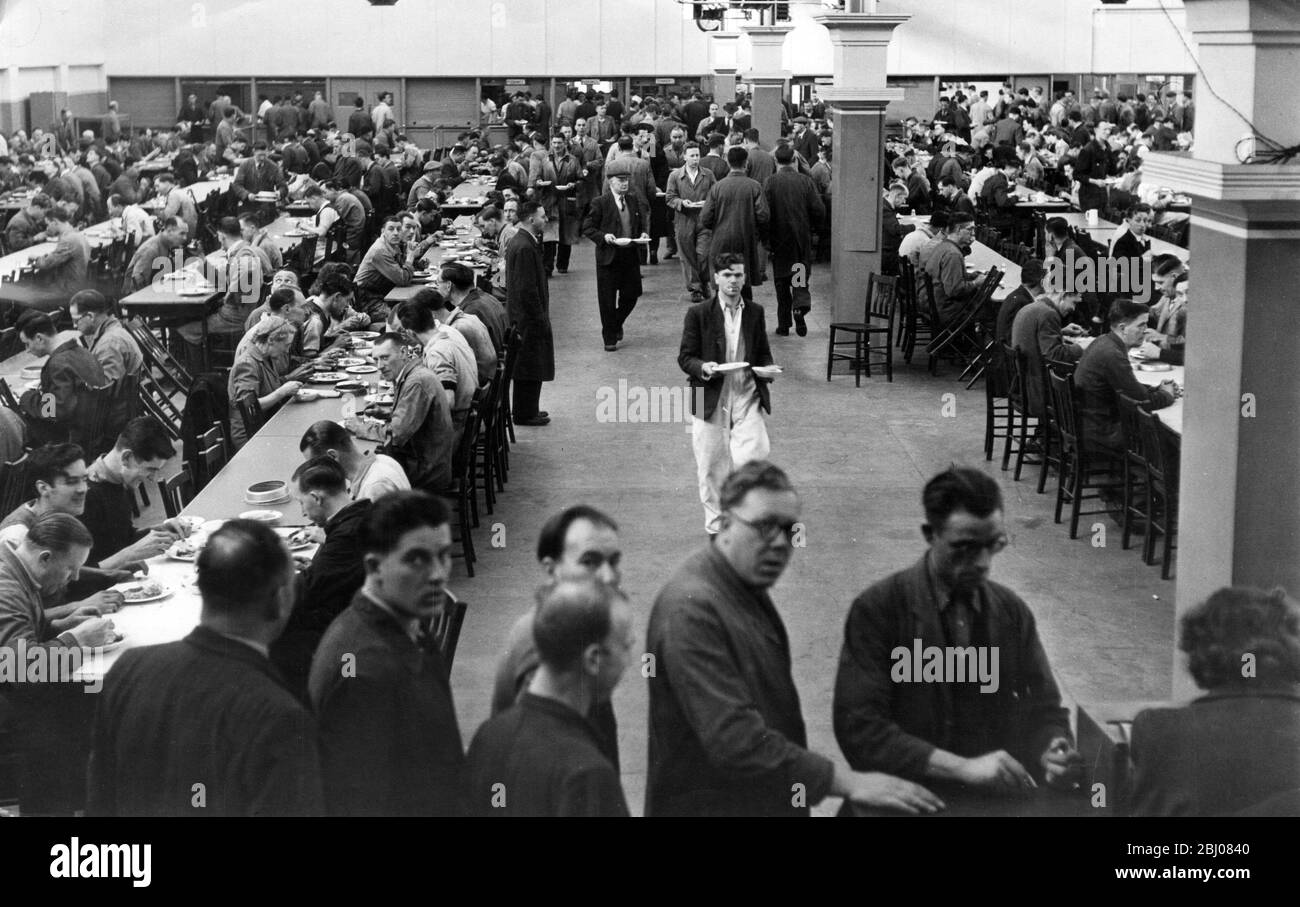 Pranzo presso la mensa della Standard Motor Company, che impiega 10000 dipendenti. Fletchampstead, Coventry, Inghilterra. - 4 marzo 1950 Foto Stock