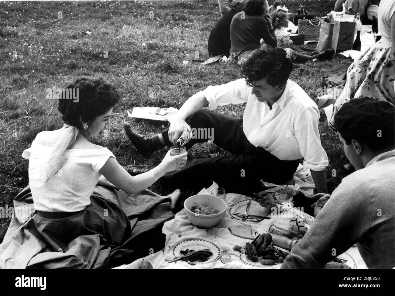Picnic in California, Berkshire, in occasione della colonia italiana di Londra. 1954 - Scampanata, il grande pic-nic annuale dei Mazzini, Garribaldi Club, tenutosi in California, Berks. Oltre 500 italiani della Little Italy di Londra hanno partecipato al picnic. - Foto Stock