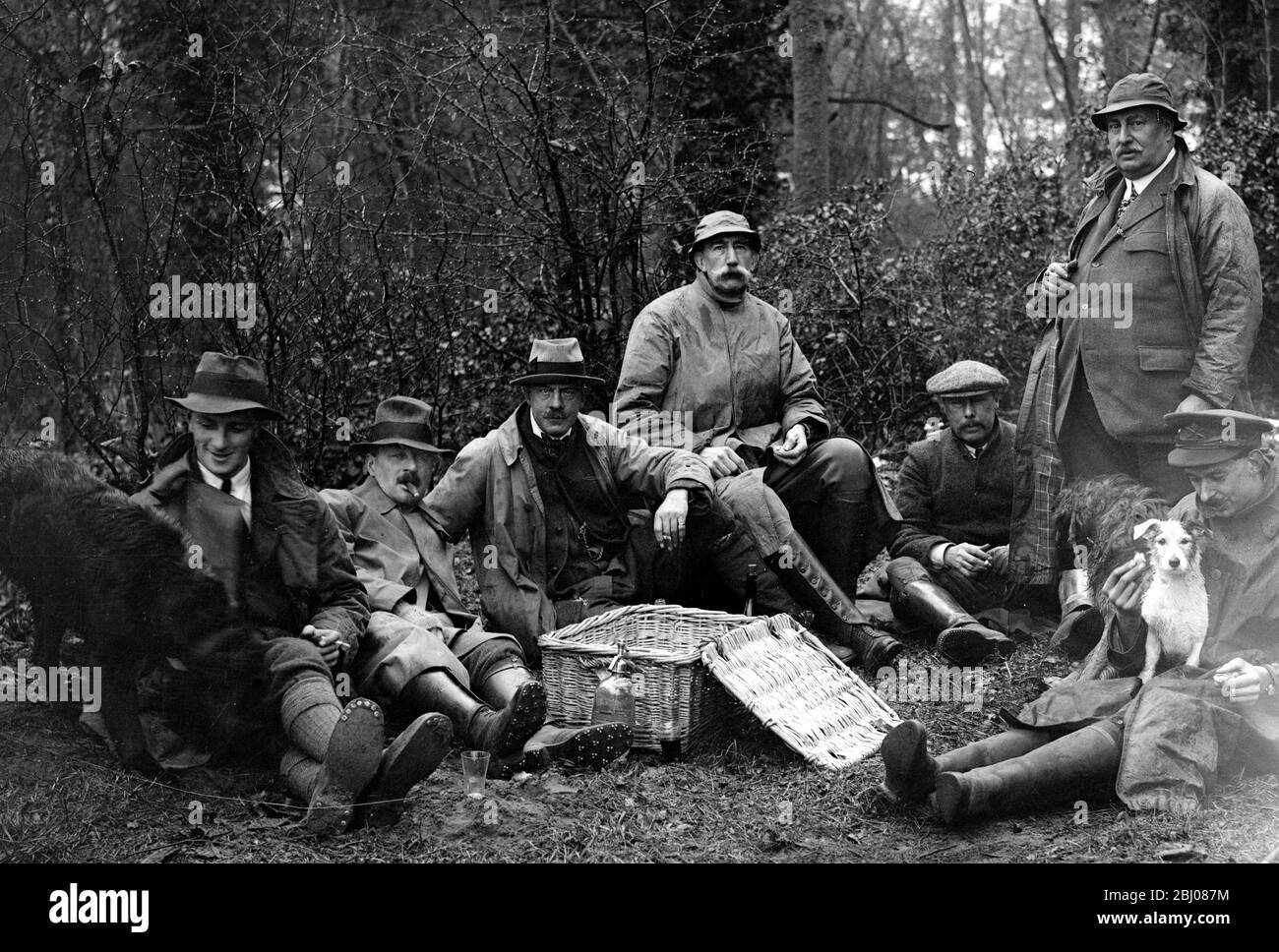 Festa di tiro in una tenuta di campagna a Norfolk - pranzo nel bosco. - 19 gennaio 1918 Foto Stock