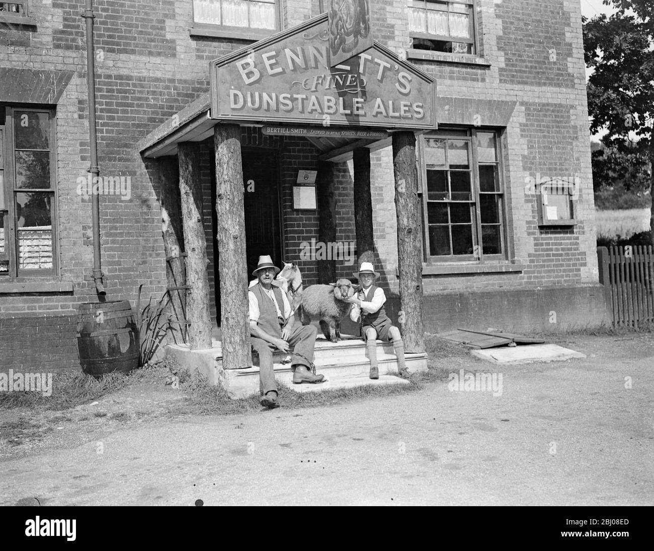 Bertie L Smith proprietario di casa pubblica . Bennetts fine Dunstable Ales - 15 agosto 1932 Foto Stock