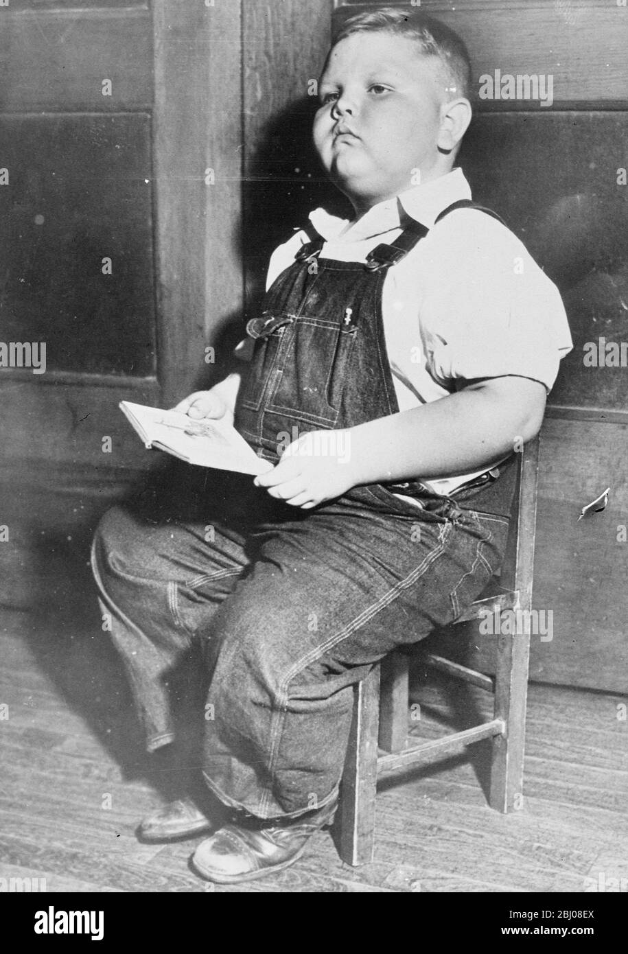 'Chunky'!. - il ragazzo di cinque anni ha modo di 110 libbre. - Laurence J Rudy, Jr, di Kansas, Missouri, che pesa 110 libbre, indossa tute fatte per un 18-anno-vecchio e taglia 16 in camicie. - Lawrence è conosciuto ai suoi amici della scuola dal soprannome "Chunky". Nonostante la sua massa, è un allievo intelligente e attento. - 19 ottobre 1937 - Foto Stock