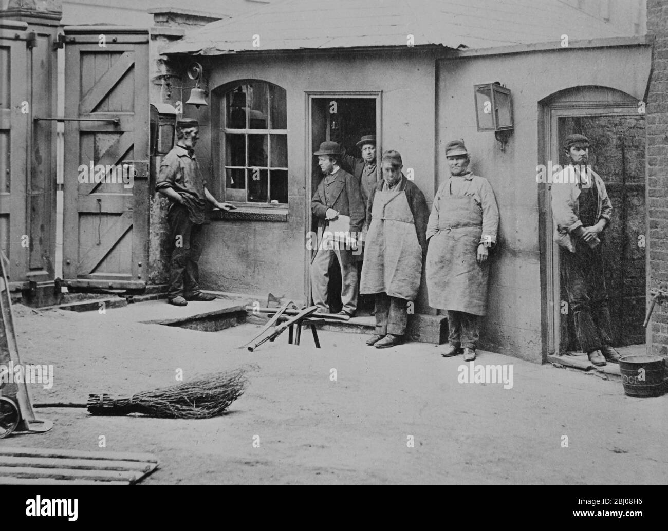 I lavoratori birrifici prendono una pausa dal lavoro per un ritratto alla distilleria della Banca del Tamigi in Grosvenor Road, Millbank, Londra, Inghilterra. c.1870 - Foto Stock