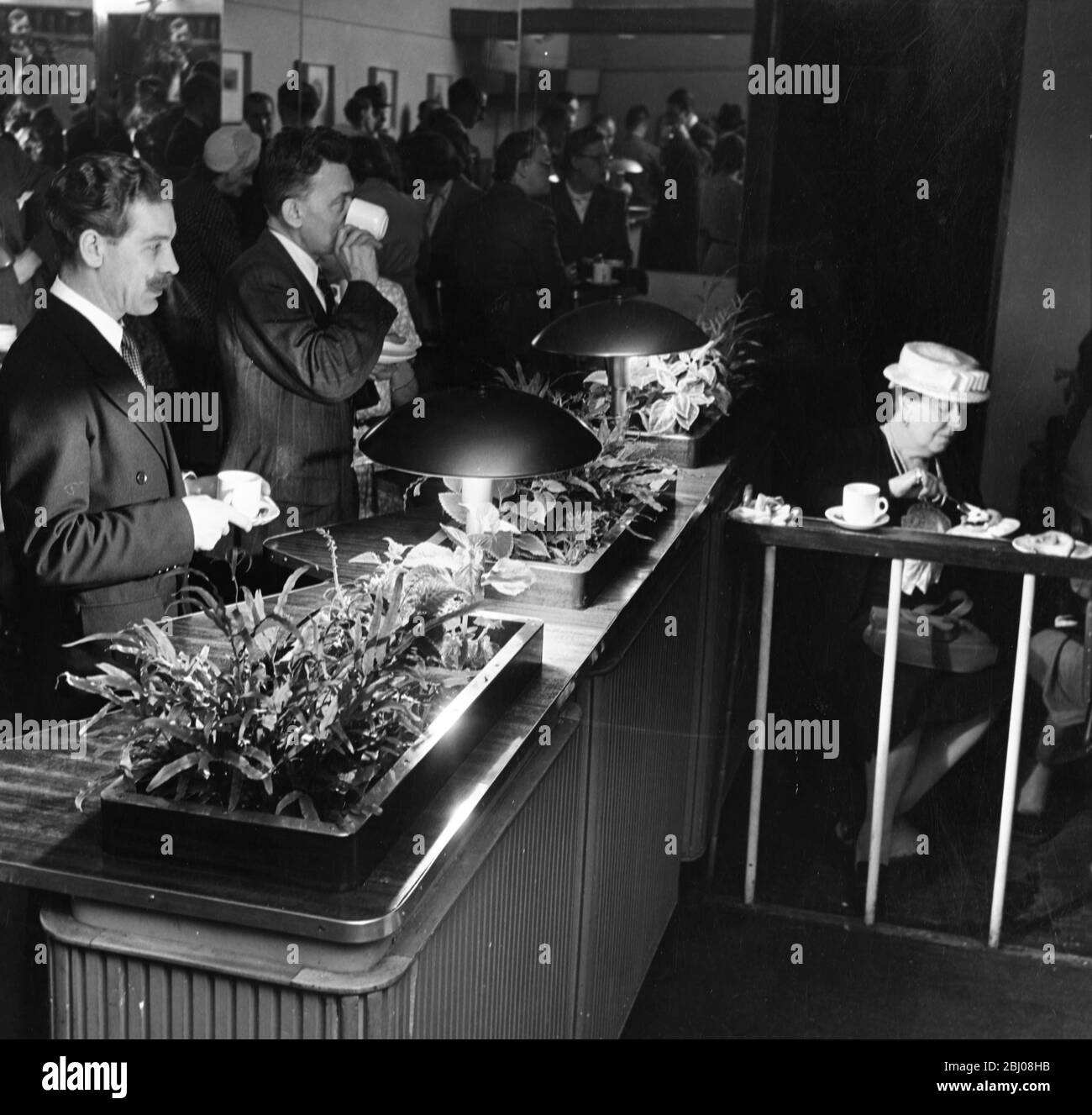 The Tea Centre off the Haymarket, Londra - 1951 Foto Stock