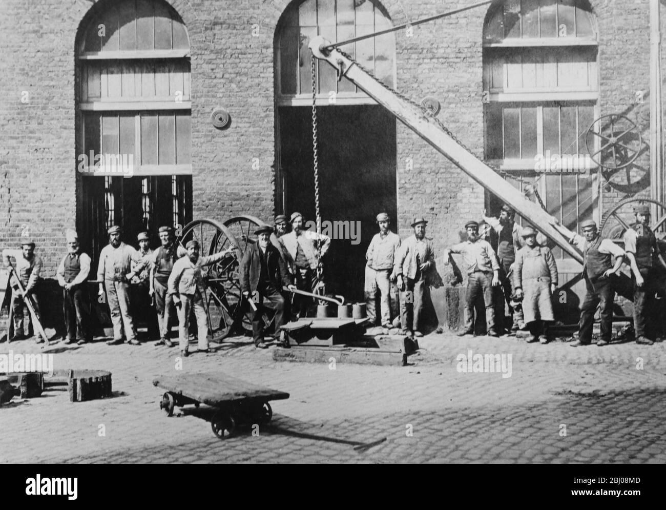 I lavoratori birrifici prendono una pausa dal lavoro per un ritratto alla distilleria della Banca del Tamigi in Grosvenor Road, Millbank, Londra, Inghilterra. c.1870 - Foto Stock