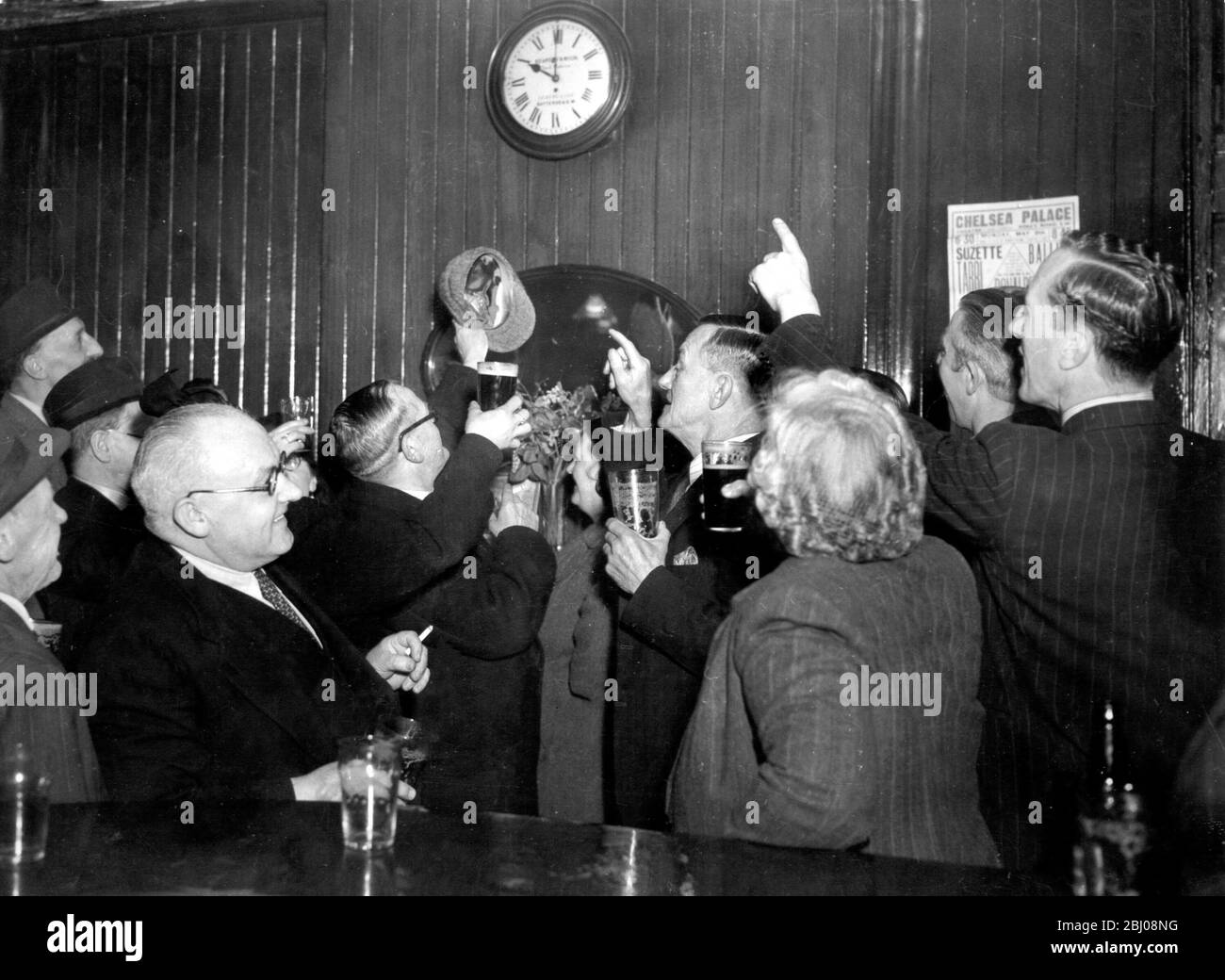 Pub a London's Dry Belt per rimanere aperto fino alle 22:30. – nell'area di concessione licenze di Kensington che copre Chelsea, Fulham e Hammersmith, dove l'orario di chiusura è stato alle 22, è stata concessa una mezz'ora in più per fermare la migrazione all'ingrosso di cittadini assetati da una zona all'altra. - orario di chiusura al Wellesley Arms, Sydney St, Chelsea, dove hanno tostato la mezz'ora extra. - 11 maggio 1949 Foto Stock