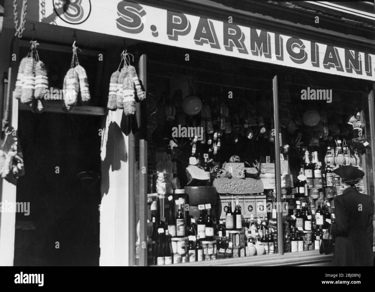 S. Parmiciani e negozio di prodotti italiani al 8 Old Compton Street, Soho, Londra, Inghilterra. non datato Foto Stock