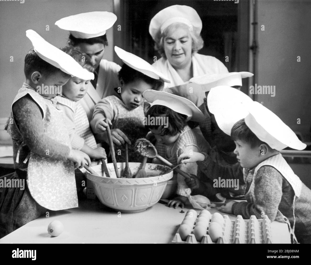 I bambini mescolano il Natale Pudding presso una casa del Dr Barnado al Woodford Bridge in Essex. - 4 dicembre 1962 Foto Stock