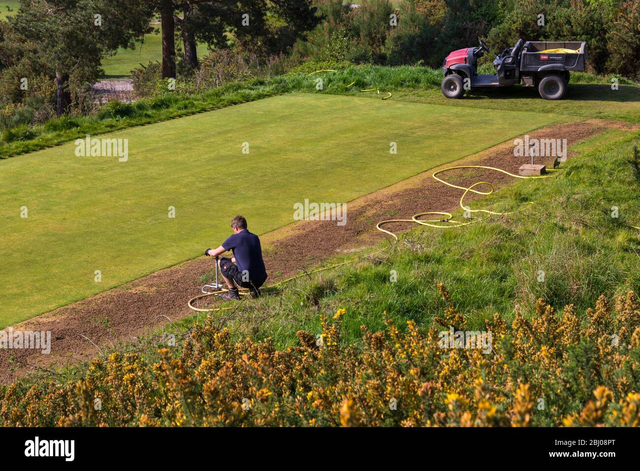 Green keeper e Toro Workman MDX-D golf utility veicolo parcheggiato sul campo da golf a Dorset, Regno Unito in aprile - veicolo greenkeeper, veicolo verde keeper Foto Stock