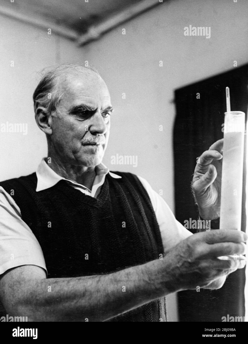 L'immagine mostra:Sir Guy Salisbury Jones che esamina il succo d'uva per il contenuto di zucchero. Foto Stock