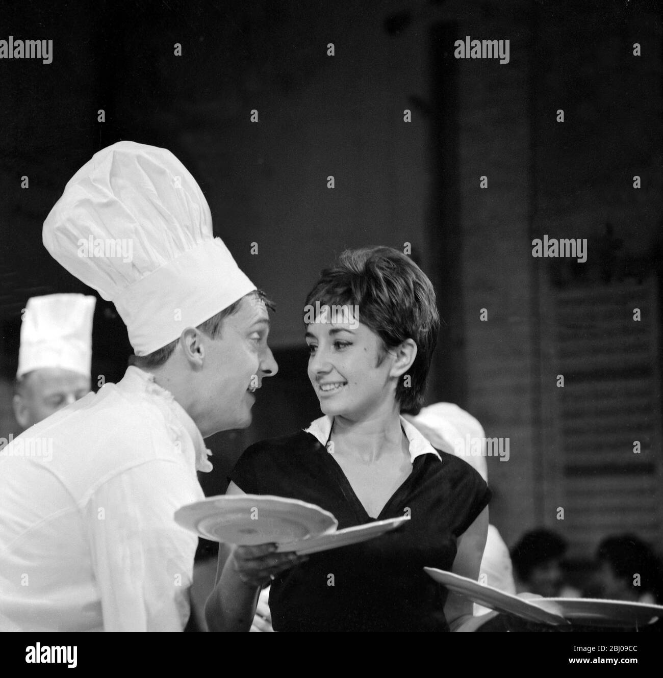 Sandra Caron come Monique la Waitress e Jeremy Brett come Peter il cuoco in una scena dalle prove di Arnold Wesker's play The Kitchen al Royal Court Theatre di Londra agosto 1961 Foto Stock