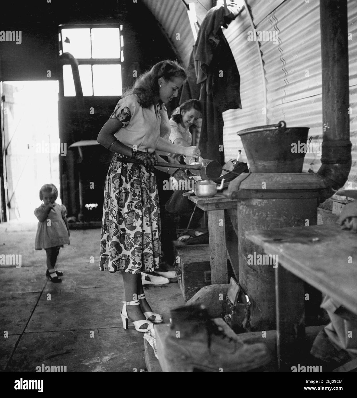 Auto-aiuto a Birmingham. Nel 1949 cinquanta famiglie si unirono per costruire i propri bungalow. Mentre gli uomini lavoravano sulla muratura, le mogli preparavano il tè e cucinavano nella capanna del sito. - Foto Stock