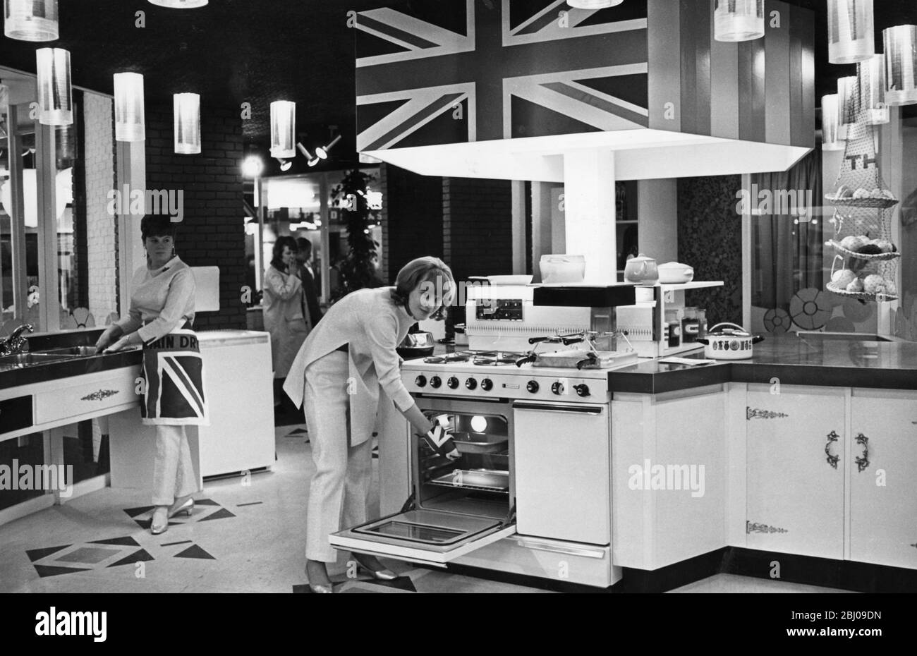 The gas Council'Carnaby Kitchen alla Ideal Home Exhibition di Olympia. Marzo 1967 Foto Stock
